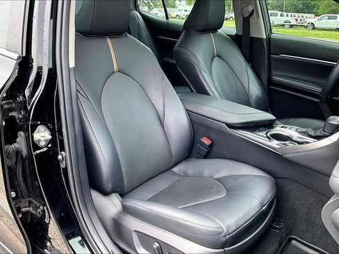Used 2020 Toyota Camry XLE w/ Sunroof Package FWD image 7