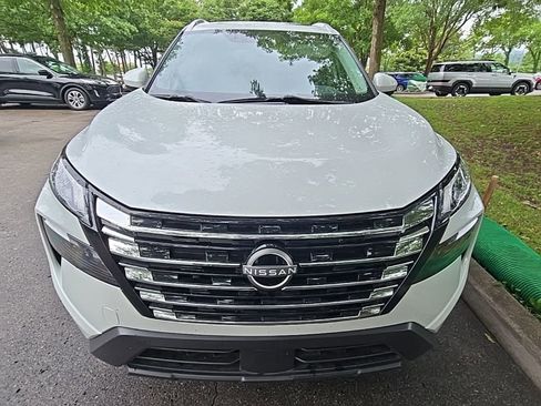 Used 2024 Nissan Rogue SV w/ SV Premium Package FWD image 3
