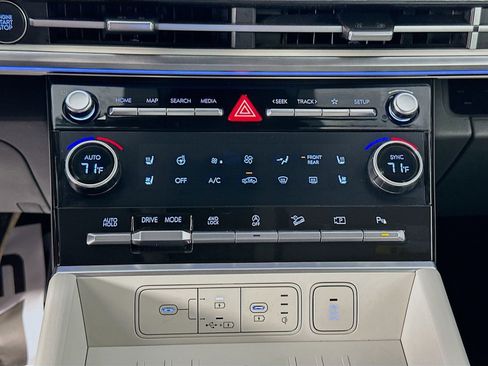 Used 2025 Hyundai Santa Fe Limited AWD/4WD image 16
