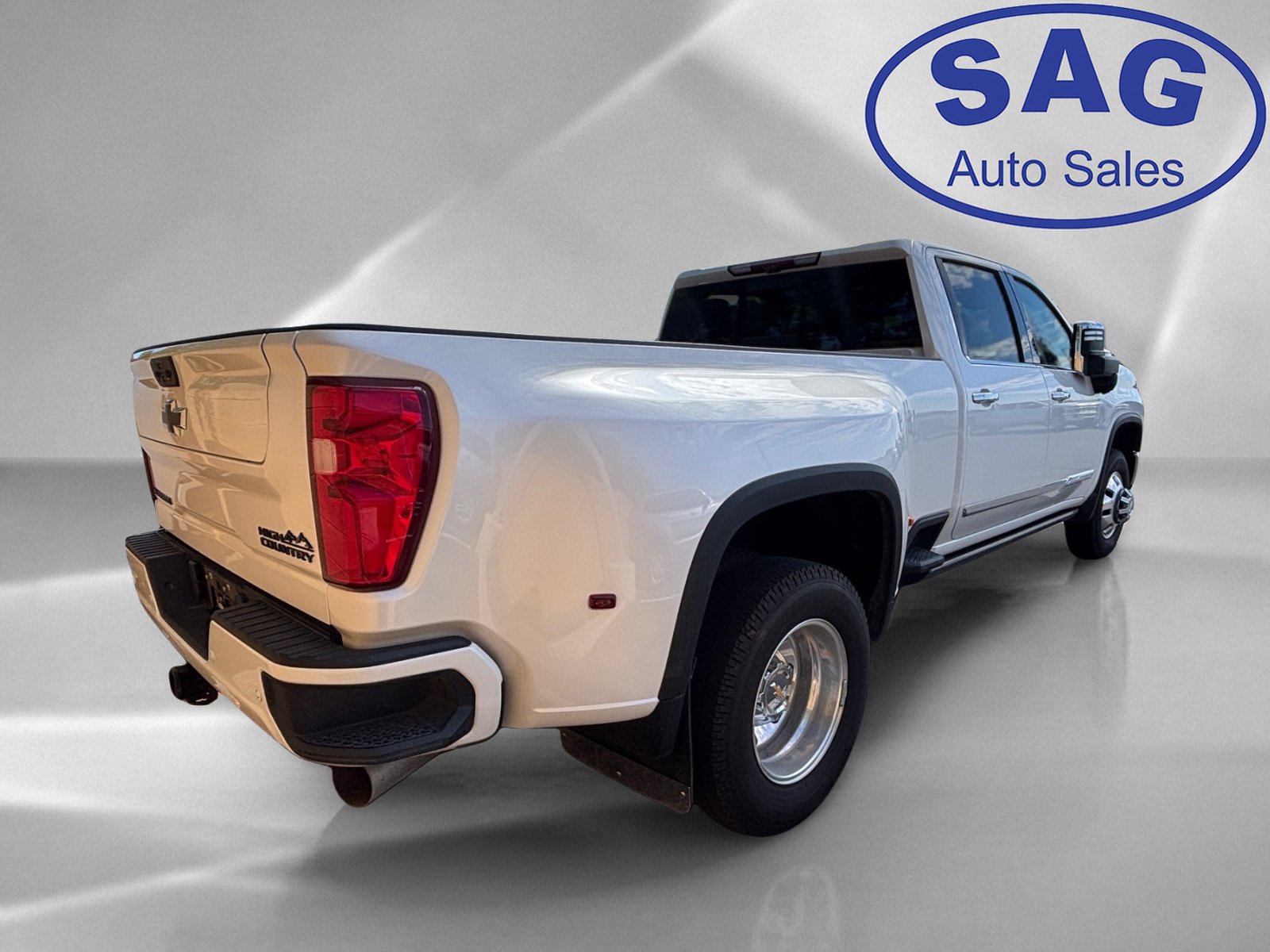 Used 2024 Chevrolet Silverado 3500 High Country w/ High Country Premium Package AWD/4WD image 3