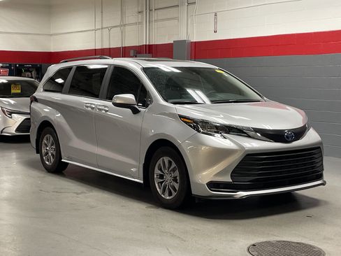 Used 2025 Toyota Sienna LE w/ LE Plus Package FWD image 2