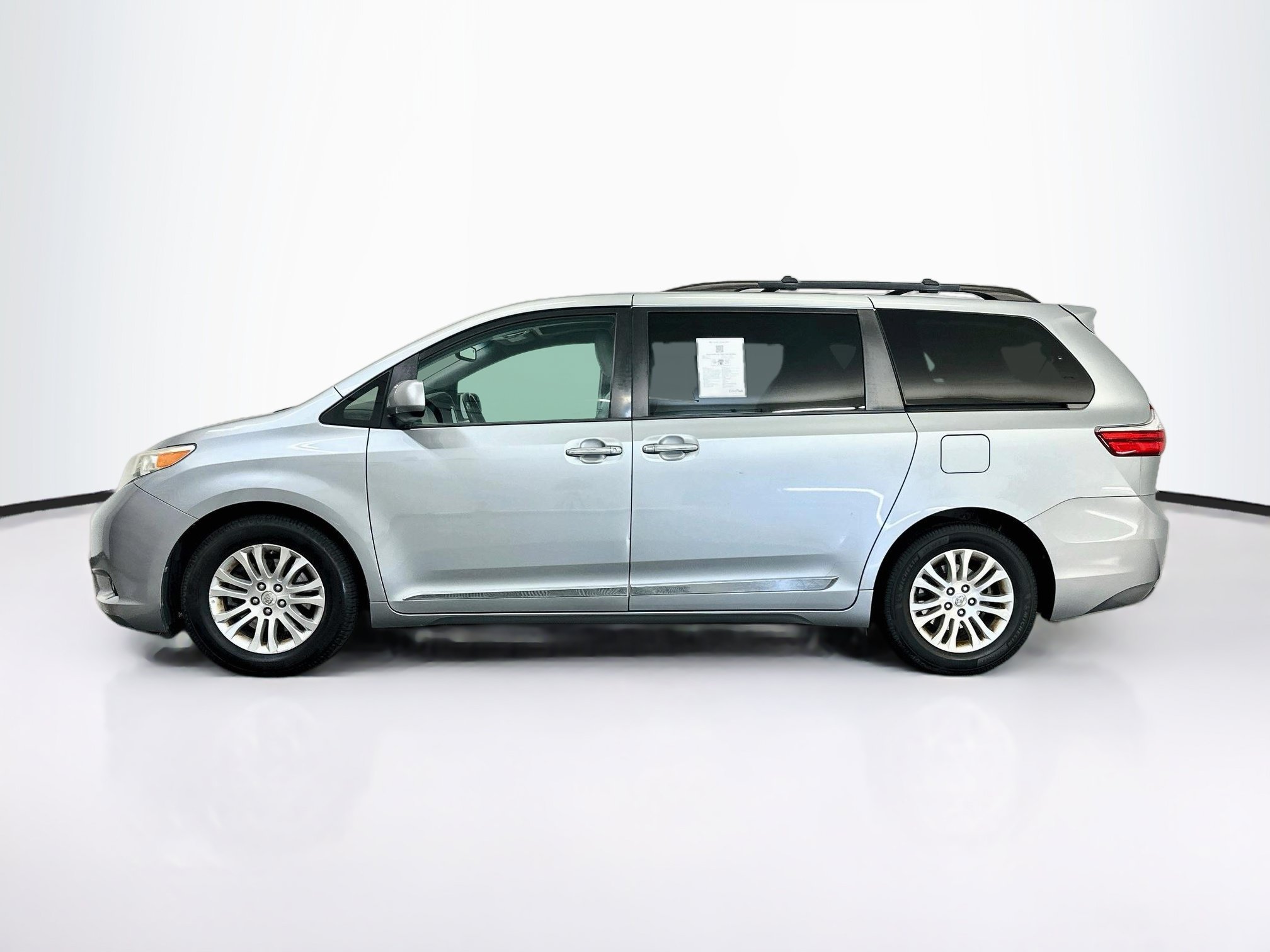 Used 2016 Toyota Sienna XLE w/ XLE Navigation Package FWD image 4