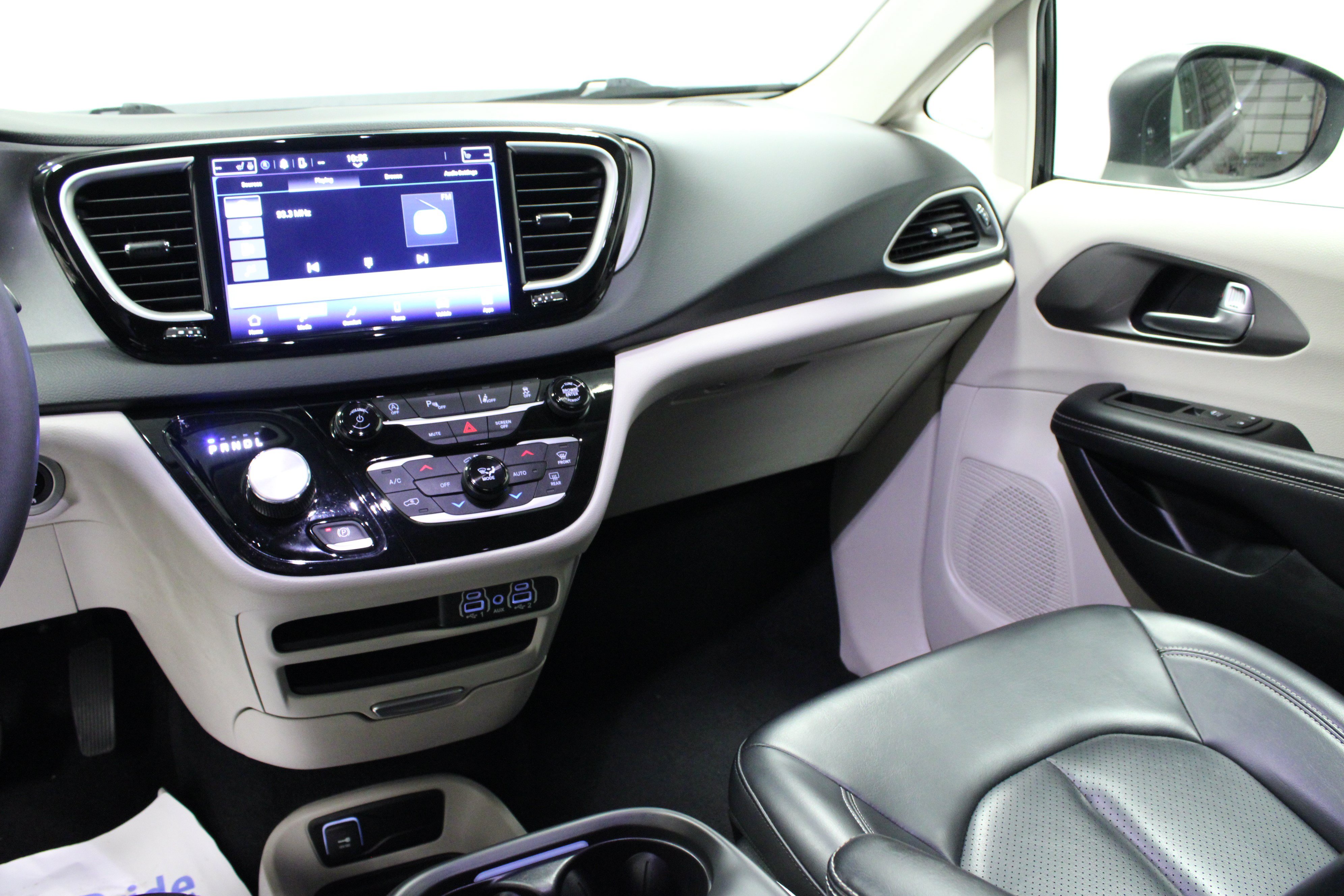 Used 2023 Chrysler Pacifica Touring-L FWD image 20