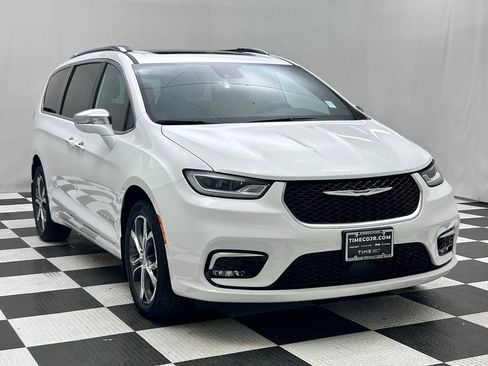 Certified 2022 Chrysler Pacifica Pinnacle AWD/4WD image 2