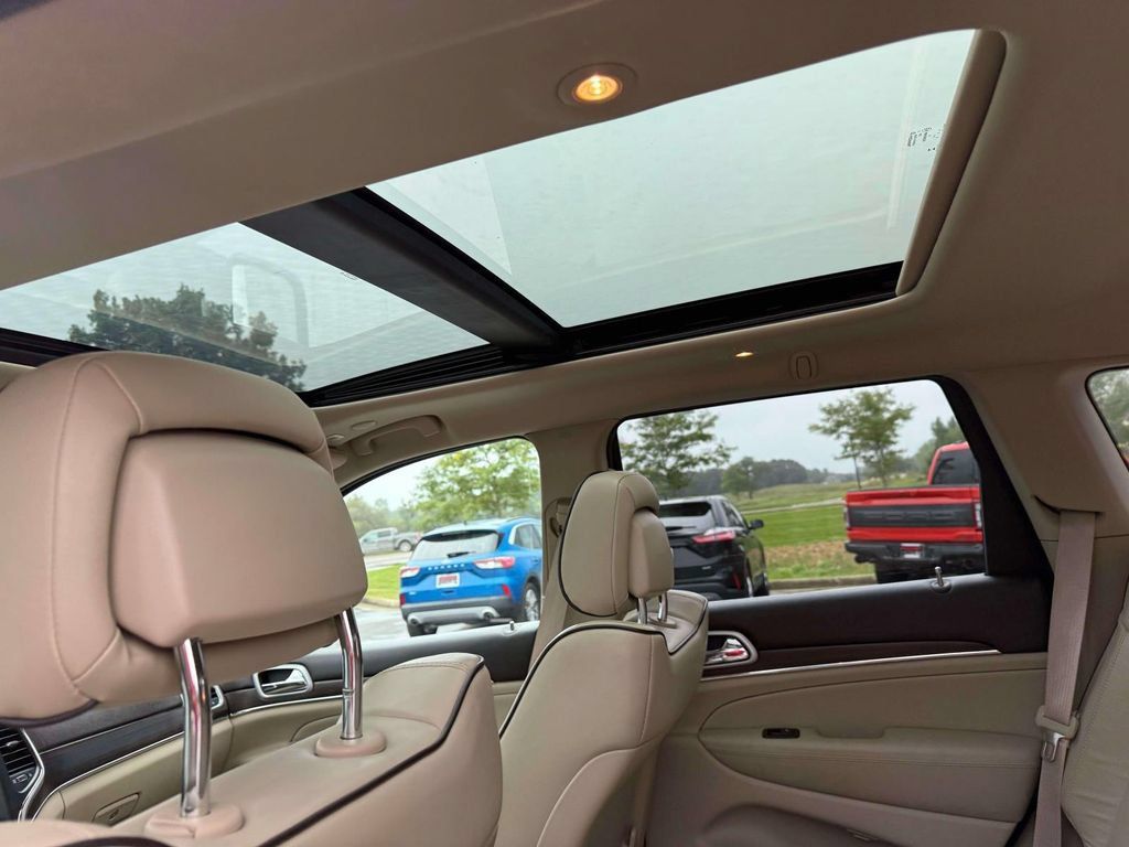 Used 2018 Jeep Grand Cherokee Overland AWD/4WD image 12