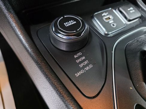Used 2020 Jeep Cherokee High Altitude AWD/4WD image 16