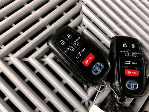 Used 2022 Toyota Sienna XSE image 11