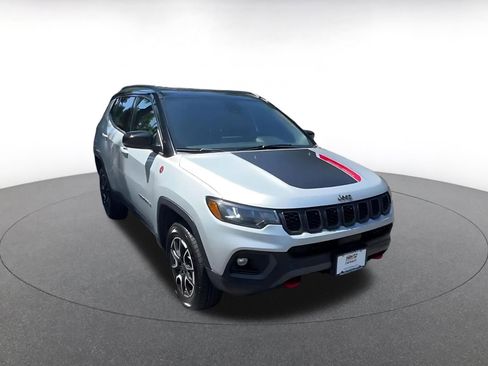 Used 2025 Jeep Compass Trailhawk AWD/4WD image 3