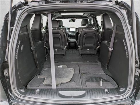 Used 2025 Chrysler Pacifica Limited image 7