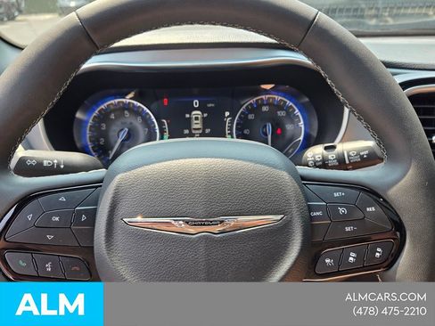 Used 2025 Chrysler Pacifica Limited FWD image 27
