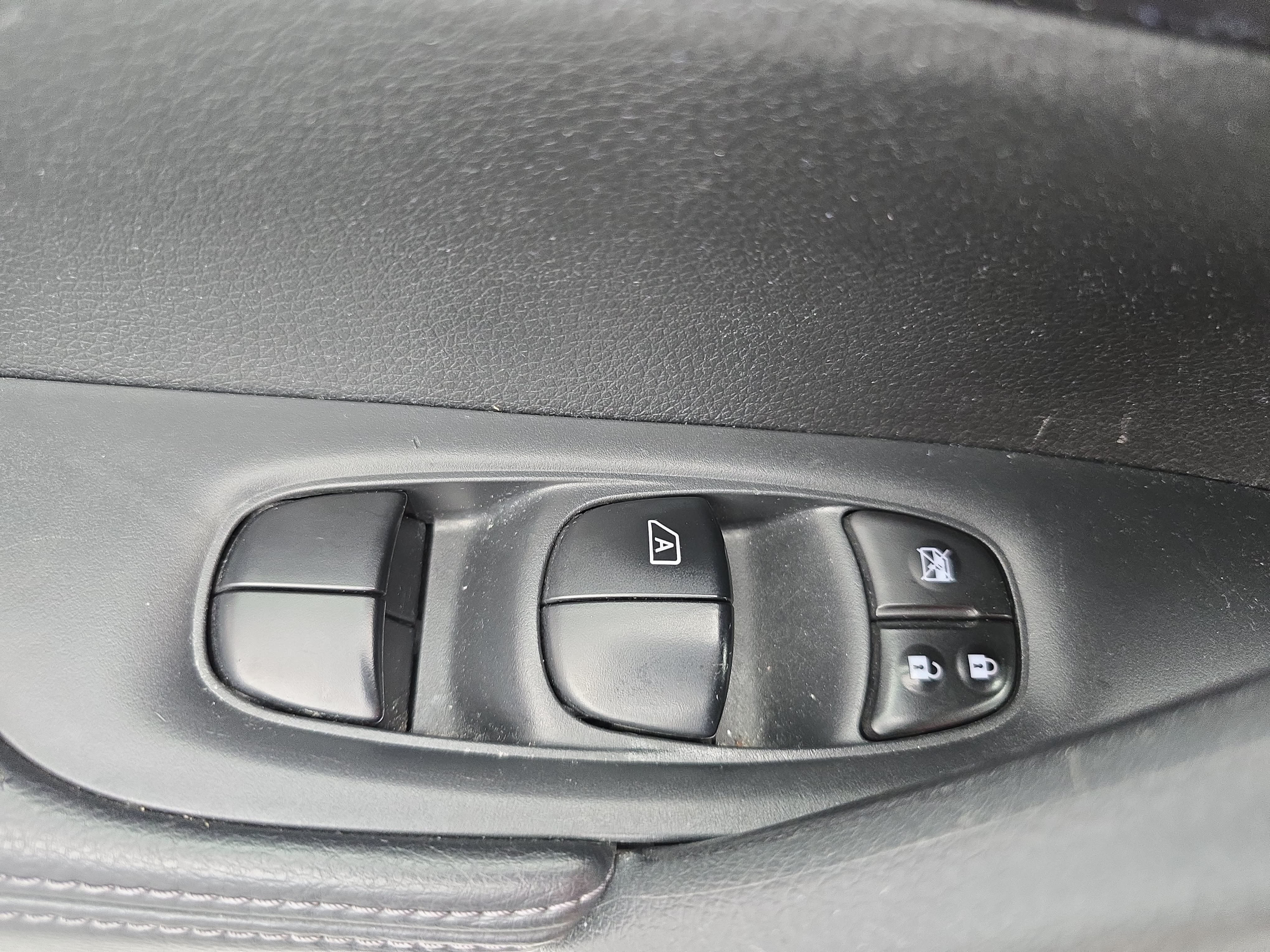 Used 2015 Nissan Rogue SV FWD image 26