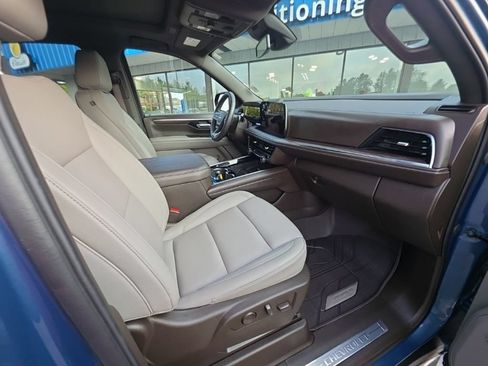 Used 2025 Chevrolet Suburban LT w/ Comfort Package AWD/4WD image 26