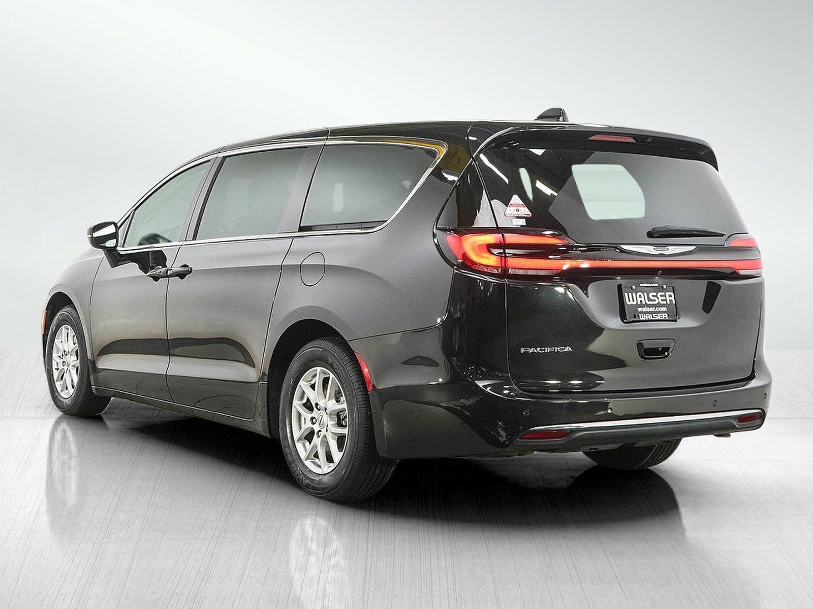 Used 2023 Chrysler Pacifica Touring-L FWD image 5