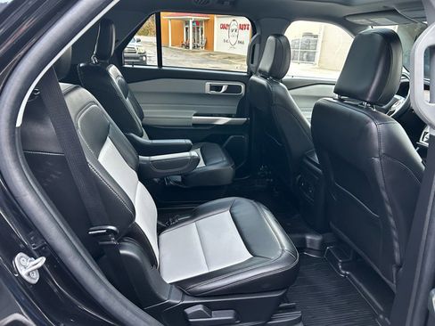 Used 2022 Ford Explorer XLT w/ Equipment Group 202A image 10
