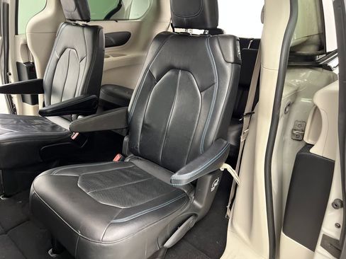 Used 2021 Chrysler Pacifica Touring-L FWD image 16