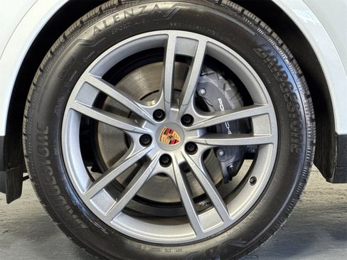Used 2025 Porsche Cayenne image 31