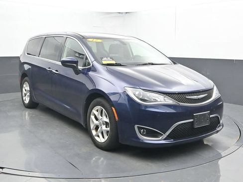Used 2017 Chrysler Pacifica Touring Plus w/ Tire & Wheel Group FWD image 5