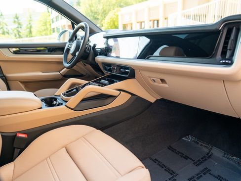Certified 2025 Porsche Cayenne AWD/4WD image 20