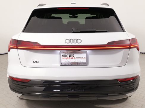 Used 2024 Audi Q8 e-tron Premium Plus w/ Premium Plus Package image 13