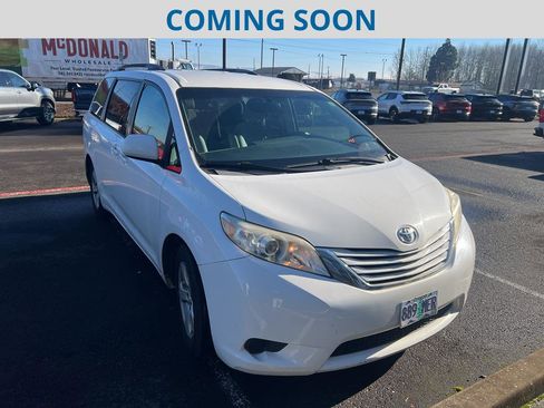 Used 2016 Toyota Sienna LE image 1