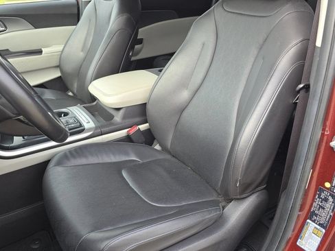 Used 2022 Kia Carnival LX FWD image 26