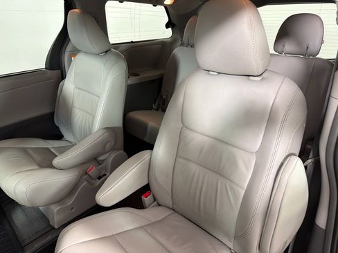 Used 2017 Toyota Sienna XLE 7 PASSENGER image 20