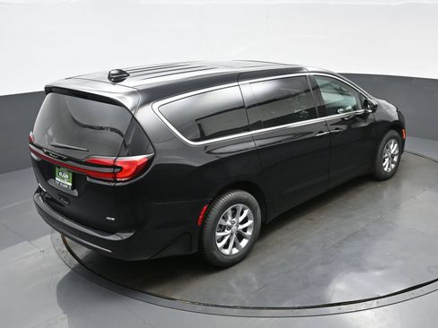 New 2027 Chrysler Pacifica Select AWD/4WD image 26