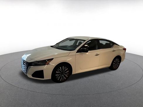 Used 2025 Nissan Altima 2.5 SV FWD image 5