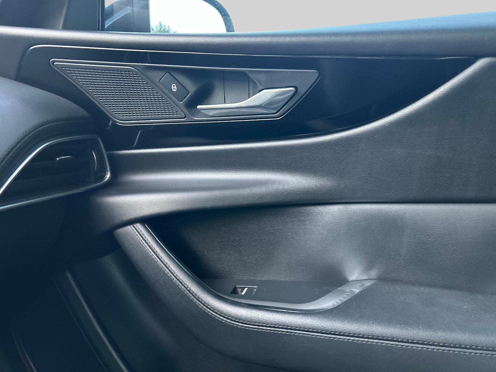 Used 2020 Jaguar XE S RWD image 30