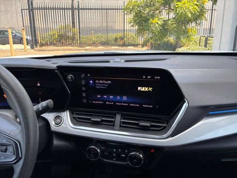 Used 2025 Chevrolet Trax LT FWD image 17