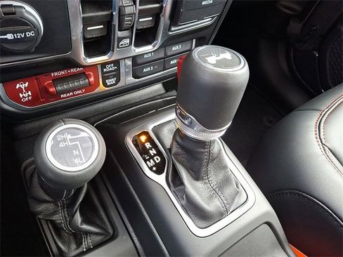 Used 2025 Jeep Wrangler Unlimited Rubicon w/ Technology Group image 15