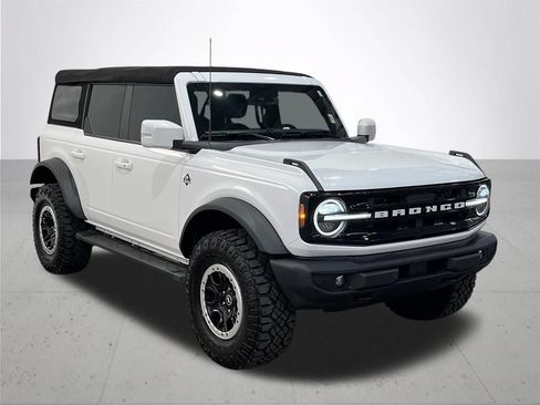 Used 2022 Ford Bronco Outer Banks w/ Sasquatch Package AWD/4WD image 8