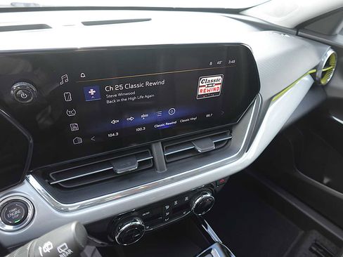 Used 2025 Chevrolet Trax LT w/ Driver Confidence Package image 17