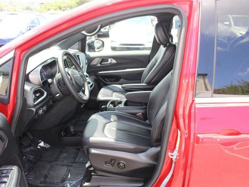Used 2025 Chrysler Pacifica Select FWD image 11