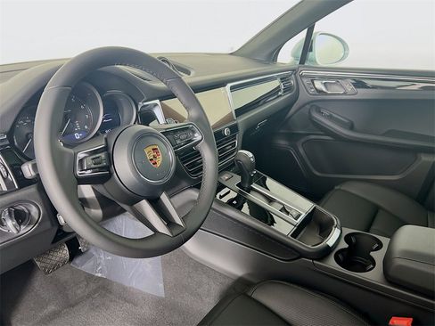 New 2026 Porsche Macan image 4