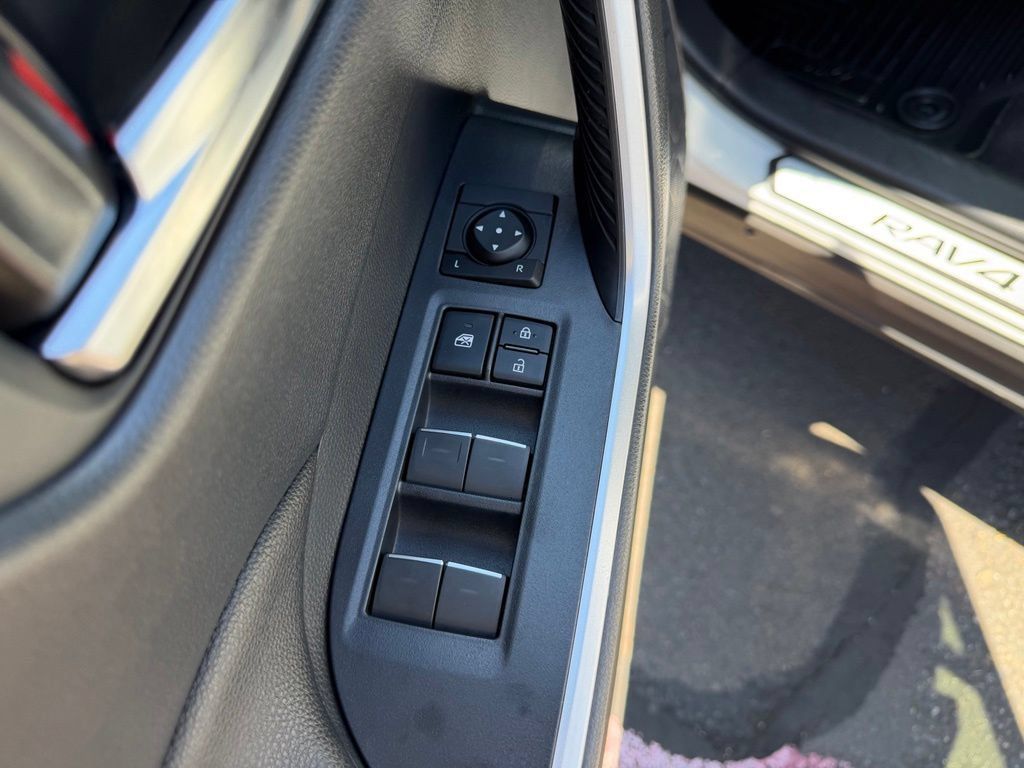Used 2025 Toyota RAV4 XLE w/ Convenience Package AWD/4WD image 12