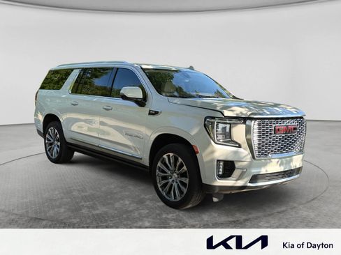 Used 2022 GMC Yukon XL Denali w/ Denali Ultimate Package AWD/4WD image 3