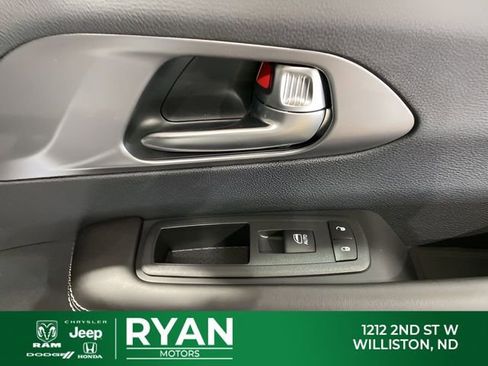 New 2026 Chrysler Pacifica Select AWD/4WD image 43