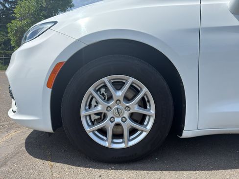 Used 2022 Chrysler Pacifica Touring-L FWD image 6