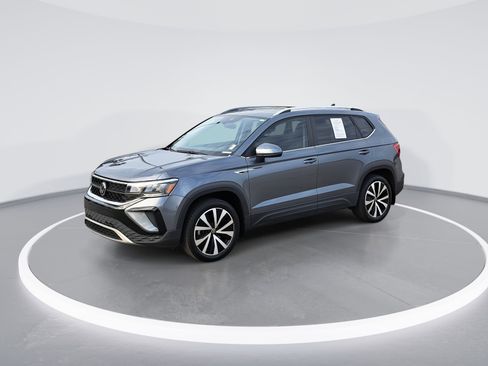 Certified 2023 Volkswagen Taos SE image 7