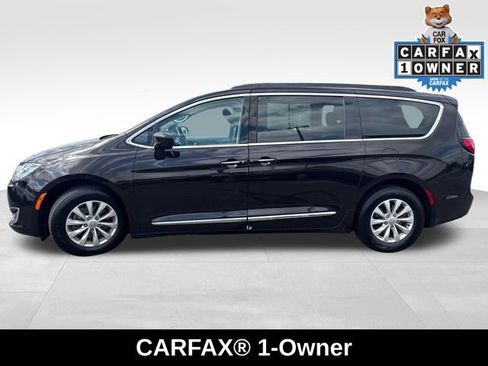 Used 2017 Chrysler Pacifica Touring-L FWD image 2