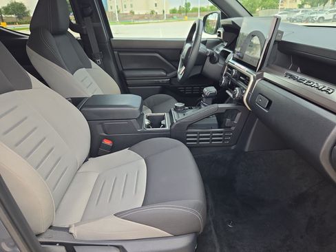 Used 2025 Toyota Tacoma TRD Sport AWD/4WD image 31