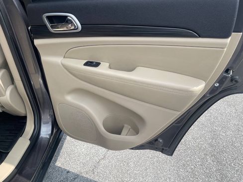 Used 2019 Jeep Grand Cherokee Laredo AWD/4WD image 27