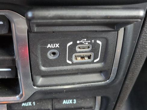 Used 2024 Jeep Gladiator Mojave w/ Technology Group AWD/4WD image 21