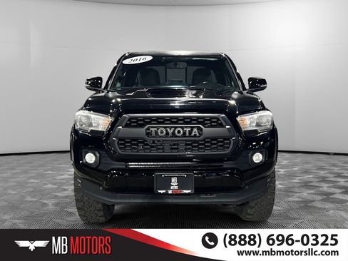Used 2016 Toyota Tacoma TRD Sport image 10