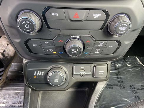 Used 2020 Jeep Renegade Altitude image 16