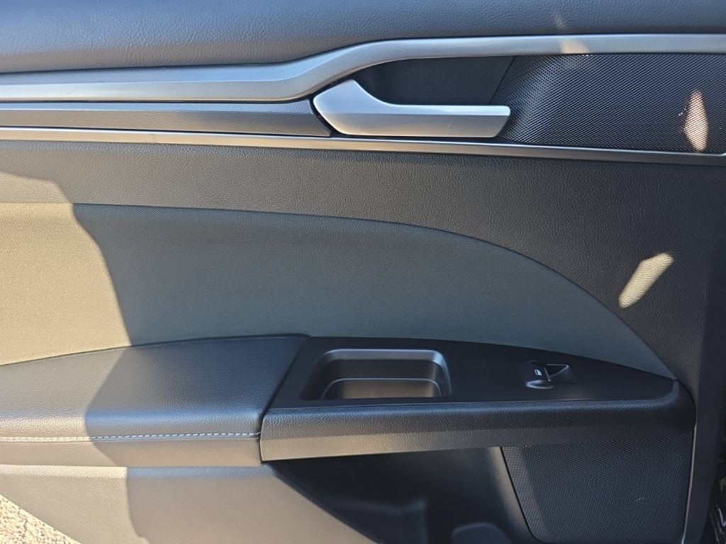 Used 2017 Ford Fusion SE w/ Equipment Group 201A FWD image 18