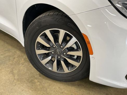 Used 2021 Chrysler Pacifica Touring-L image 12