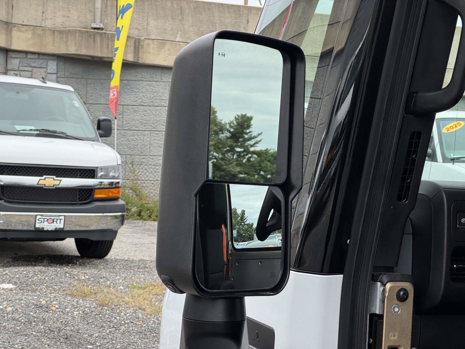 Used 2024 Chevrolet Brightdrop 400 w/ Commercial Equipment Package AWD/4WD image 11