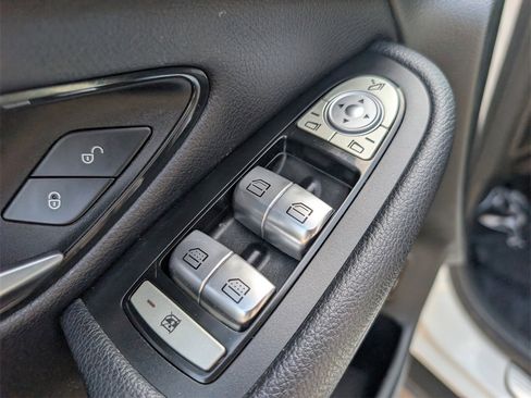 Used 2019 Mercedes-Benz GLC 300 4MATIC image 13